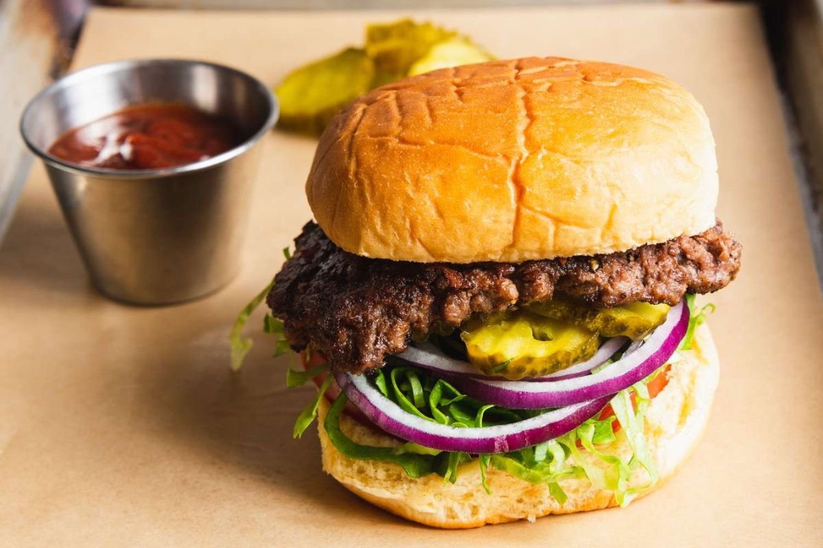 Smash Burgers vs Regular Burgers: Which One is Trendy?